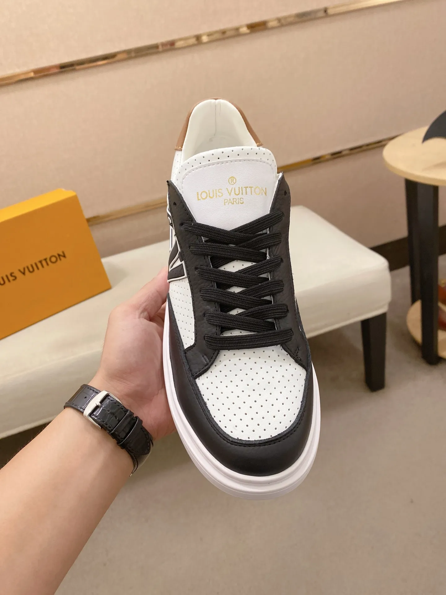 Men's shoes 💰: 420💰🎉🎉LV~Louis Vuitton trendy men's shoes New shipments Latest matching The same style as the official website Super high quality Hot sales of the season [strong] [strong] [strong] Selected first-layer cowhide, comfortable cowhide lining, original last, comfortable on the foot, wear-resistant rubber outsole Size number: 38-44.
